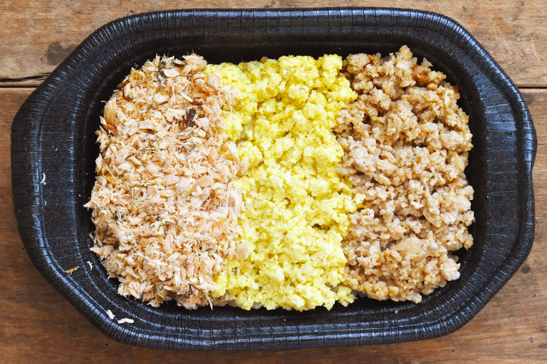 【冷凍】那珂川キッチンさんの鮭・そぼろ・たまごの3色丼