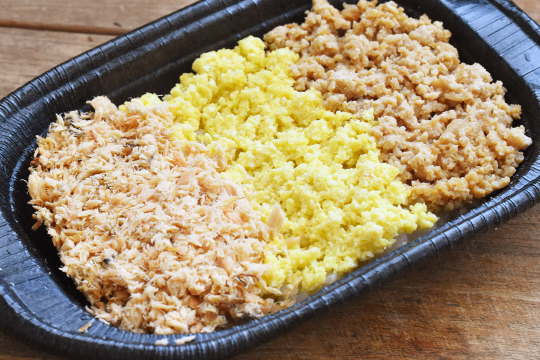 【冷凍】那珂川キッチンさんの鮭・そぼろ・たまごの3色丼