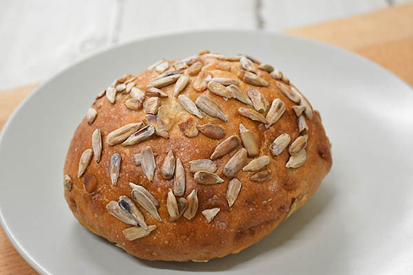 白殻五粉さんのライ麦のひまわりパン